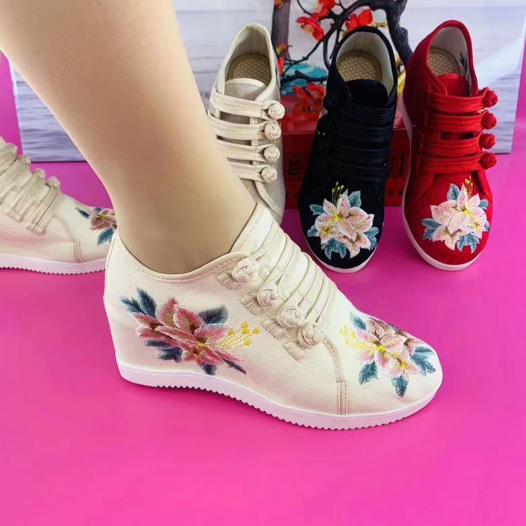 Pantofi cu model floral 